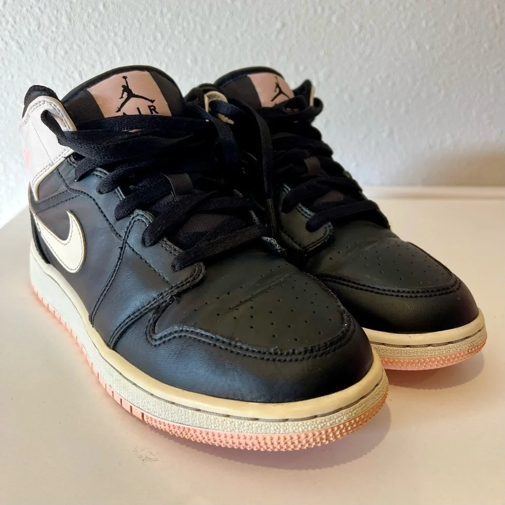 NIKE AIR JORDAN 1 MID Arctic Punch Pink Youth Size 5 Retro OG 555112-061 EUC - Picture 3 of 9
